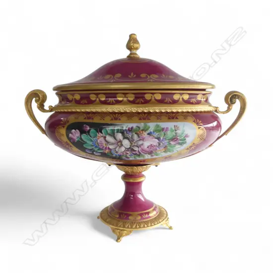 LRG FRENCH SEVRES STYLE PORCELAIN & GILT LIDDED CASKET CENTERPIECE, H.350 x L.400mm