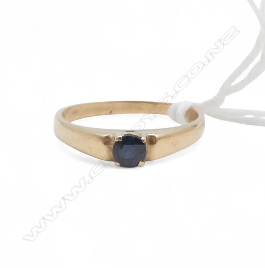 9ct GOLD & SAPHIRE RING 1.89gms shank bent Image 1++