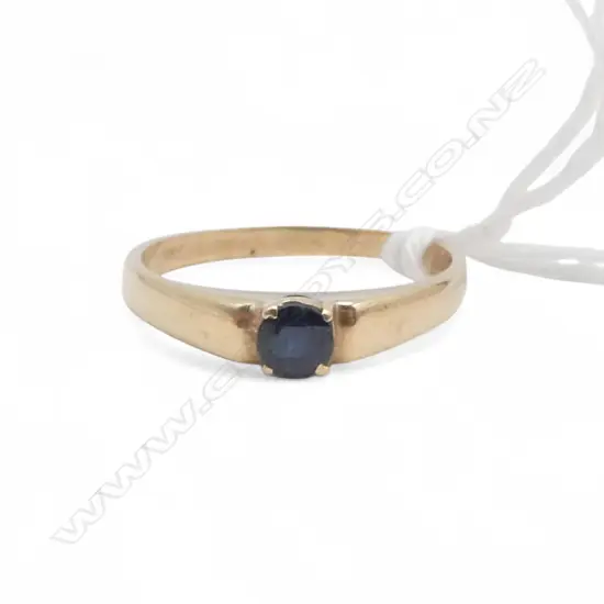 9ct GOLD & SAPPHIRE RING 1.89gms shank oval in shape size M