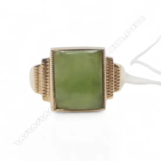 9CT GOLD AND POUNAMU RING 4.01gms SIZE T1/2