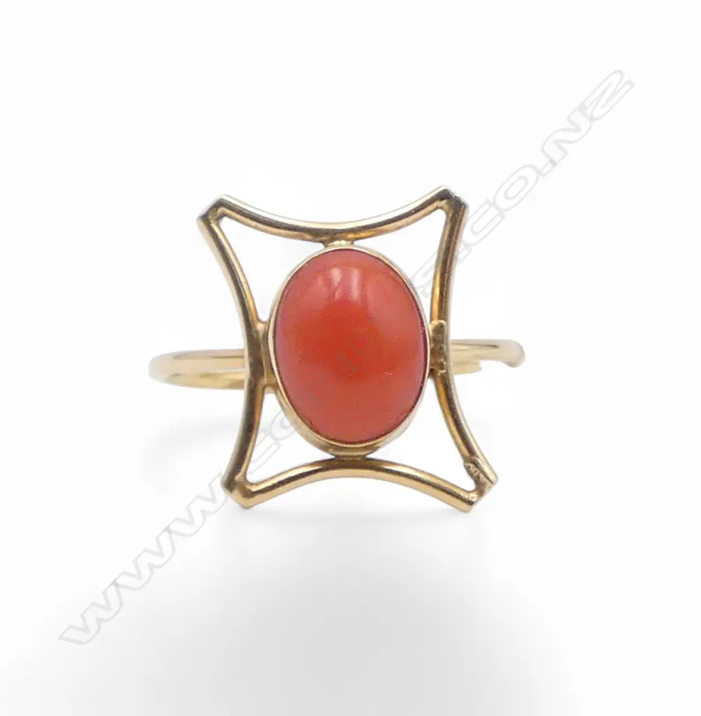 18CT GOLD AND CORAL RING 1.80gms Image 1++