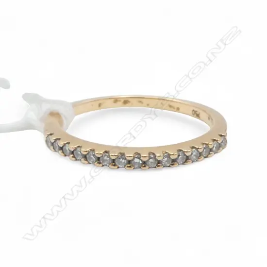 18ct DIAMOND BAND, 2.44gm SIZE P