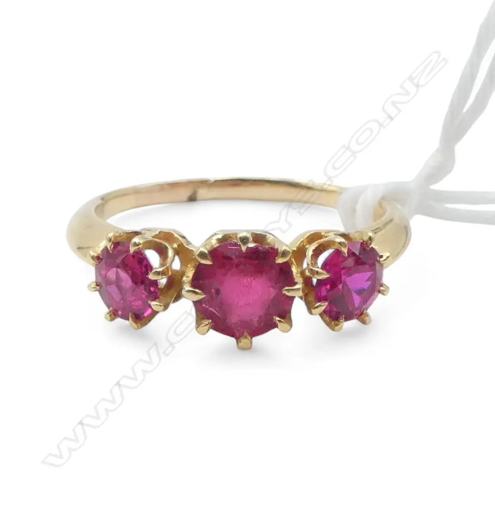 18CT GOLD AND RUBY? RING (VALUATION) 2.6gms Image 1++