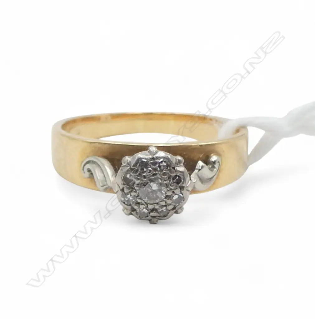 18CT GOLD AND DIAMOND CLUSTER RING 3.8gms (VALUATION) Image 1++