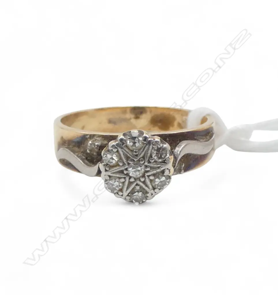 18CT GOLD AND DIAMOND CLUSTER RING (VALUATION) 4gms Image 1++