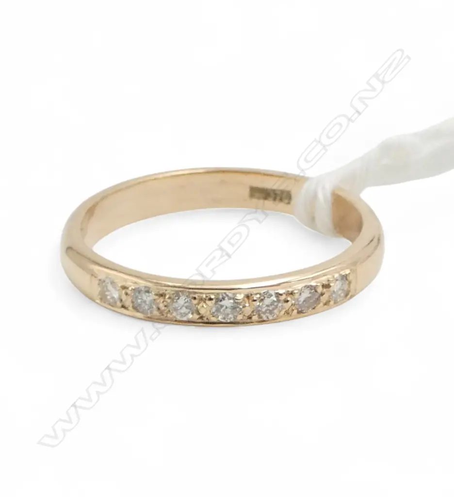 9ct GOLD 7 DIAMOND SET BAND RING 2.12gms Image 1++