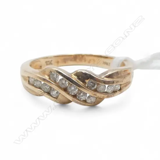 10ct GOLD & DIAMOND RING 2.79gms SIZE O1/2