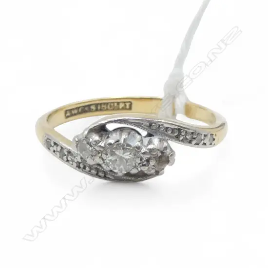 18ct GOLD & DIAMOND VINTAGE RING with valuation SIZE M