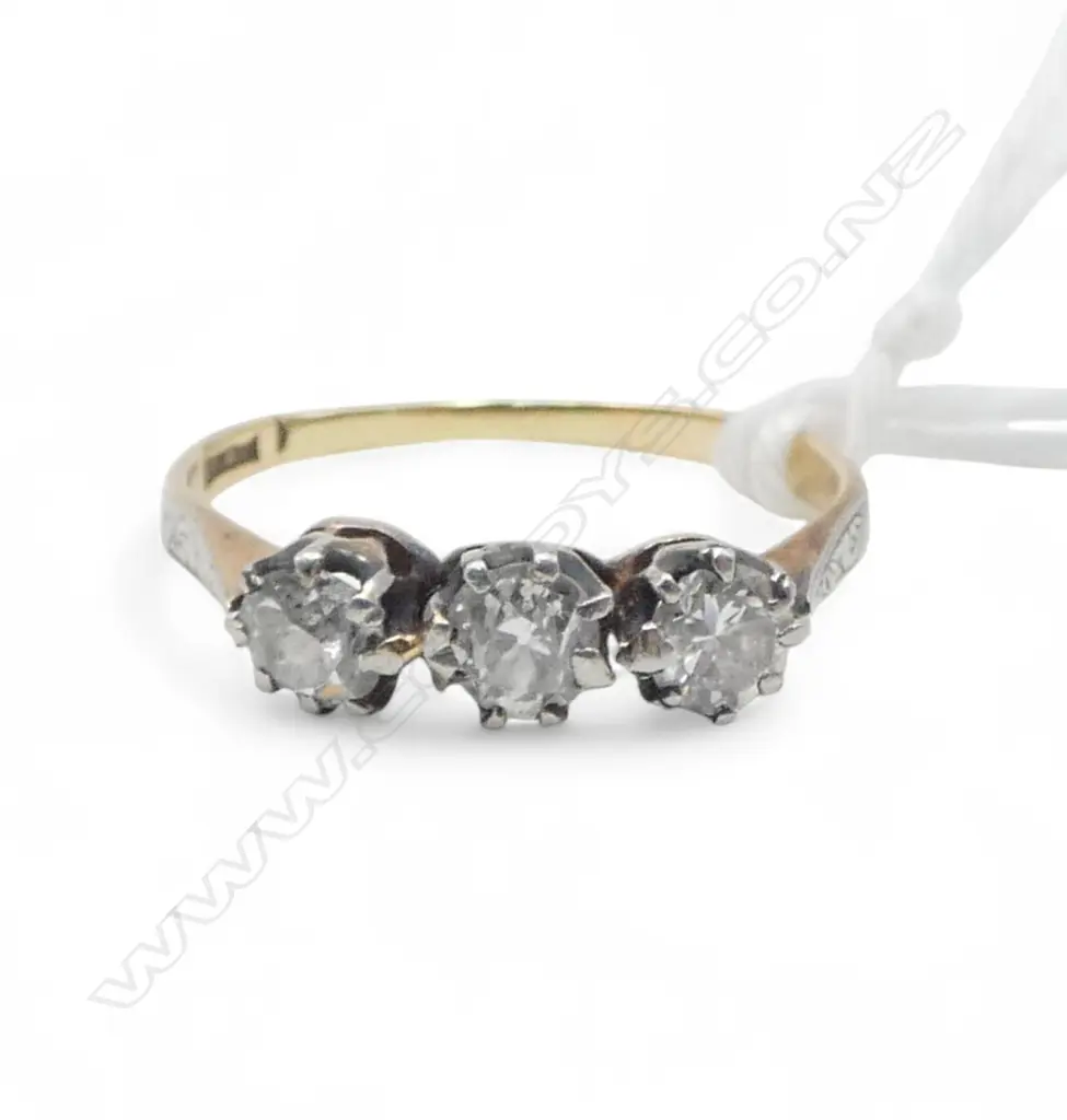 18ct 3 STONE OLD DIAMOND RING, 1.87gm Image 1++