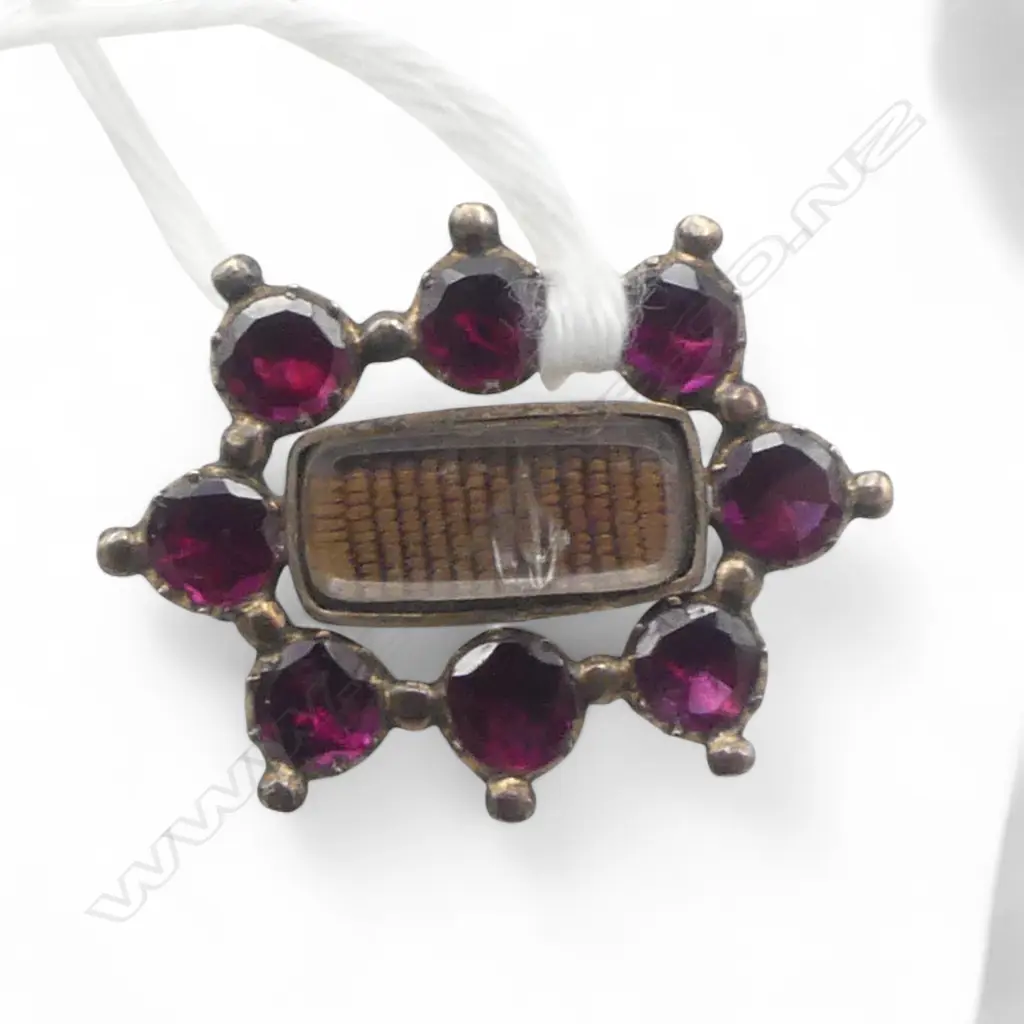 9ct GOLD VICTORIAN almandine GARNET MOURNING BROOCH glass set. Faulted 1.68gms Image 1++
