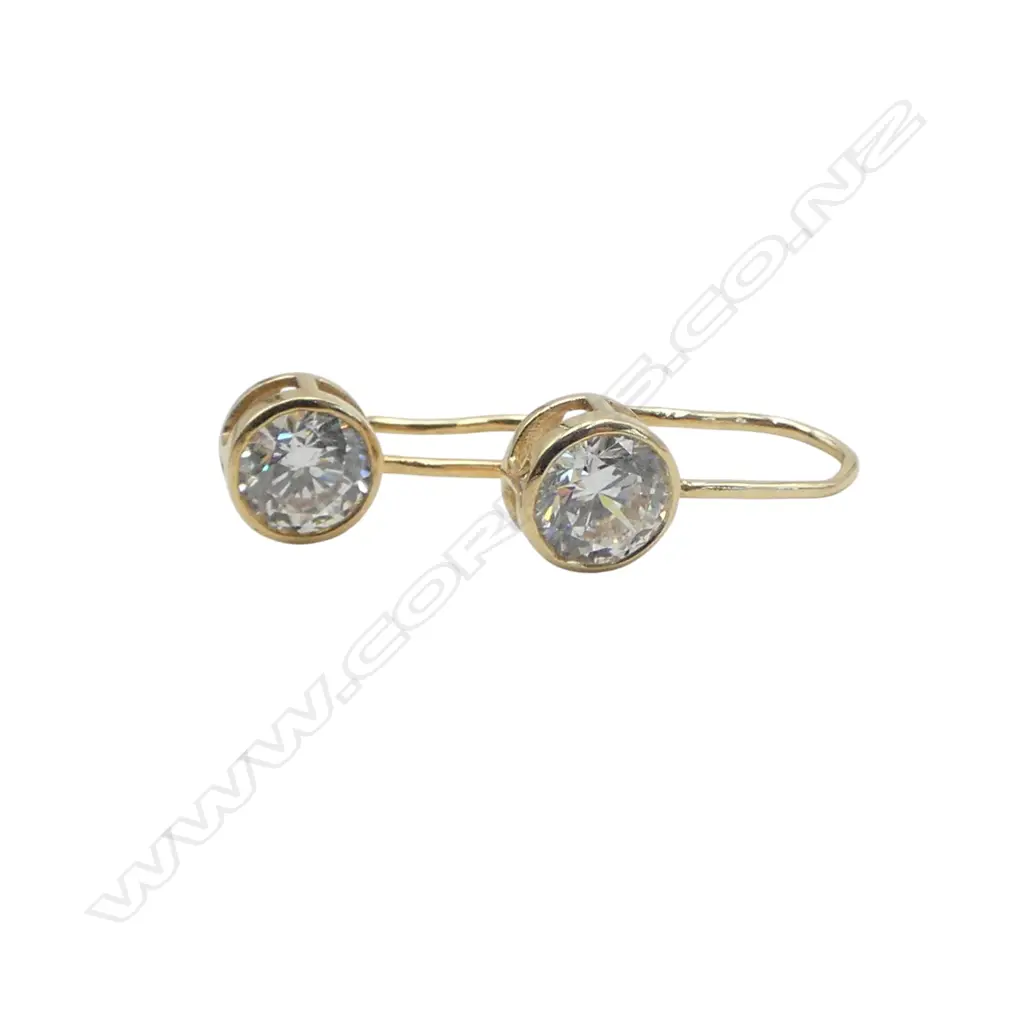 9ct gold CZ pair of earrings 1.6gms Image 1++