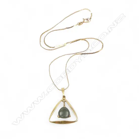 9ct NZ GOLD CHAIN W 9ct GOLD & POUNAMU RETRO PENDANT triangular form. 4gms