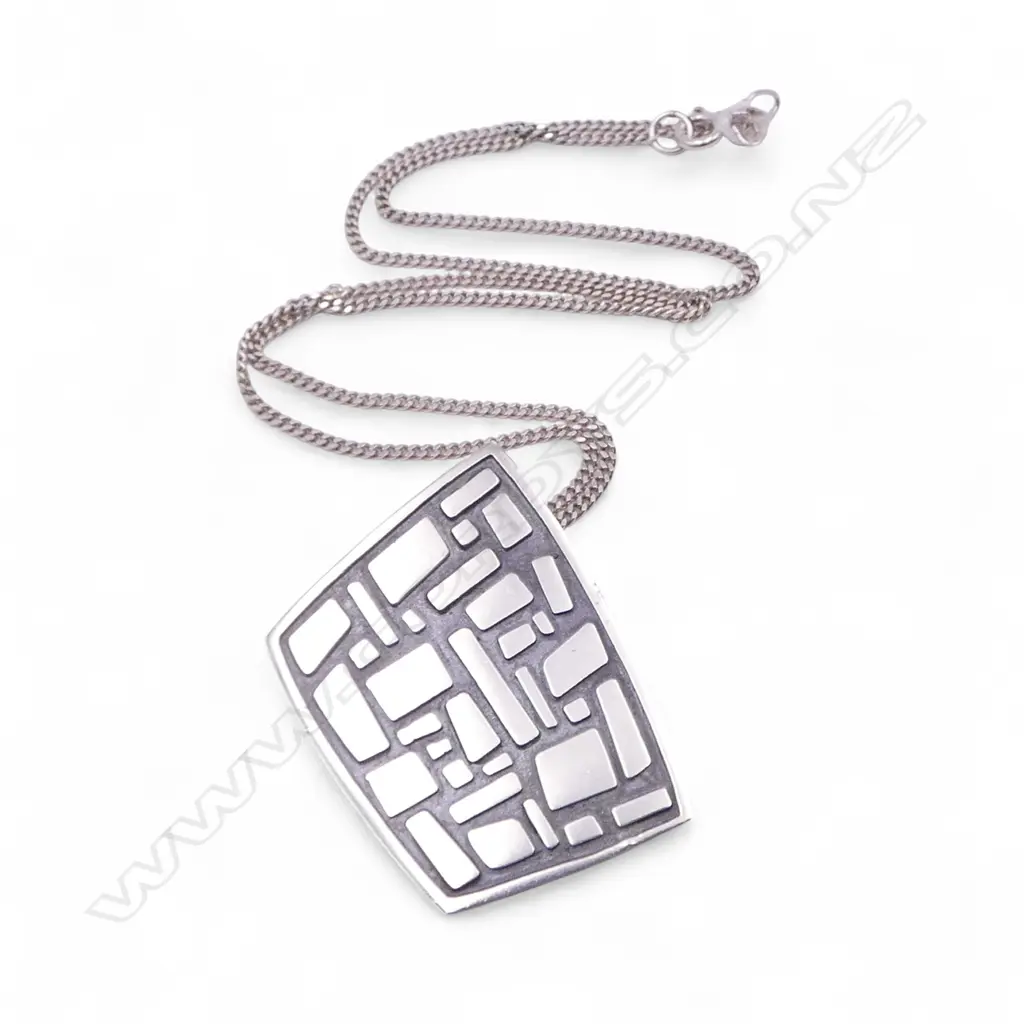 PETER MINTURN SILVER BROOCH/PENDANT on SILVER CHAIN Image 1++