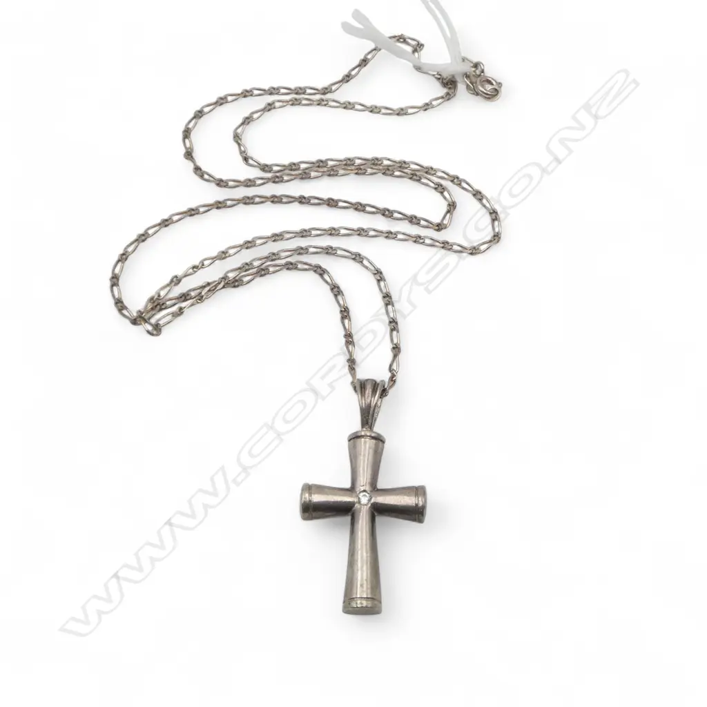 SILVER CROSS PENDANT on SILVER CHAIN Image 1++