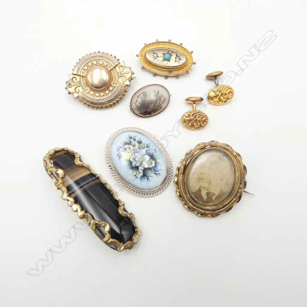BAG VICTORIAN & OTHER JEWELLERY mainly brooches  Image 1++