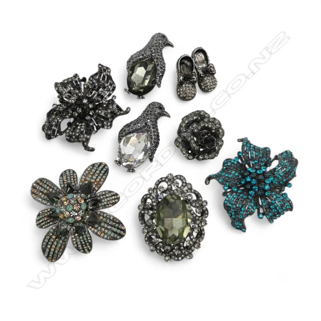 7 CRYSTAL BROOCHES Image 1++