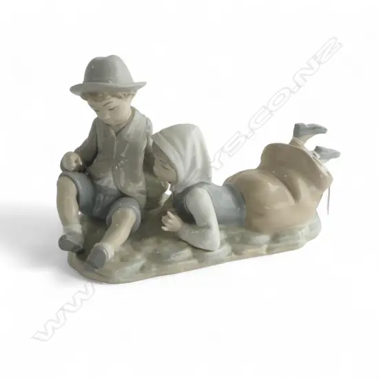 LLADRO FIGURE GROUP GIRL, BOY & DOG W.250mm