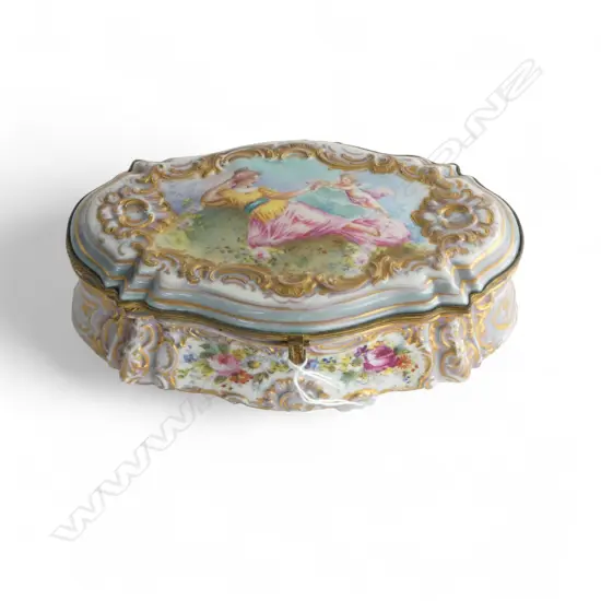 LGE CONTINENTAL FANCY TRINKET BOX SERVES/LIMOGES  STYLE. L.200mm