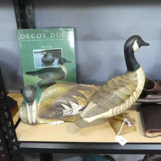 2 WOODEN DUCK DECOYS L.375mm + BOOK