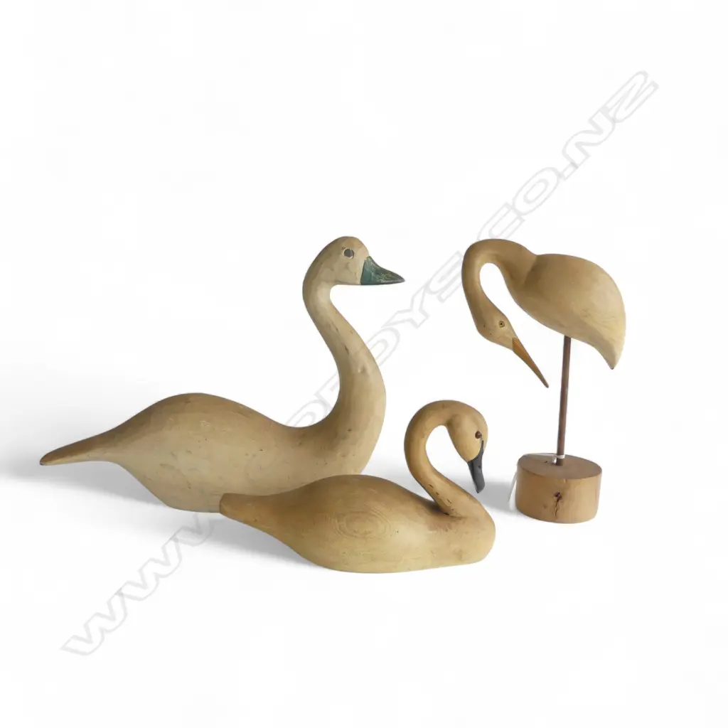3 WOODEN DUCK DECOYS, 1 ON STAND H.300mm Image 1++