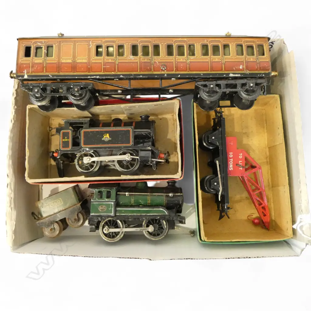 HORNBY O GAUGE CLOCKWORK ENGINE NO82011 ANOTHER ENGINE AF & 2 CARRIAGES Image 1++