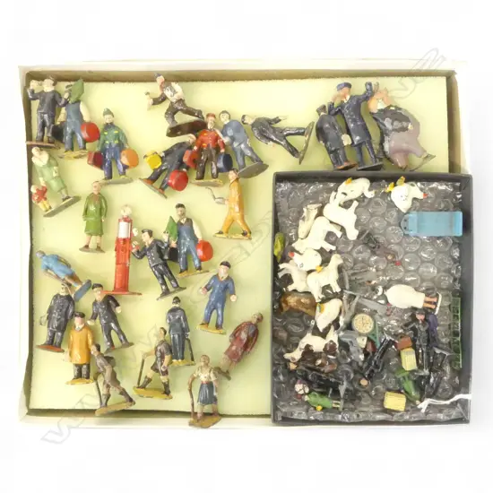 TRAY OF LEAD FIGURES & ANIMALS AVERAGE H40MM
