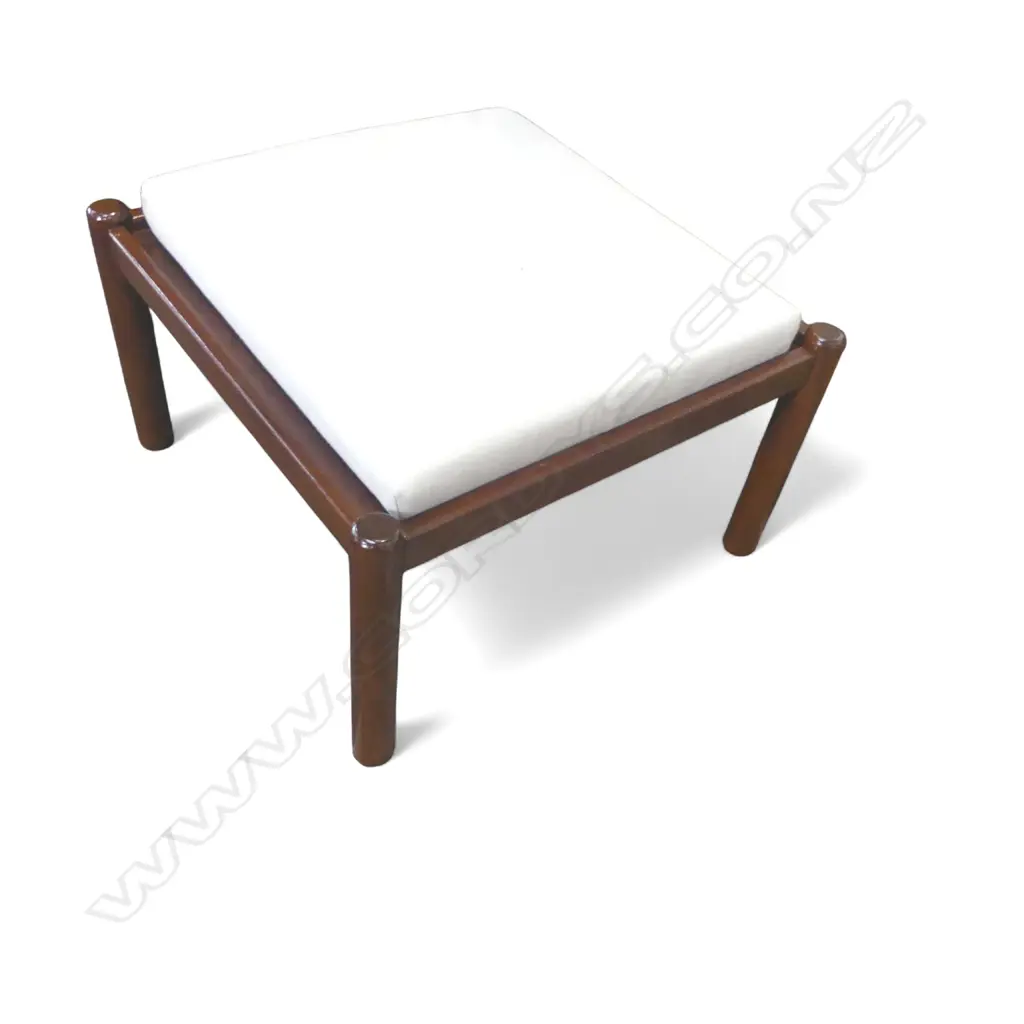 RETRO MAHOGANY FOOT REST. 595x595x335mm Image 1++