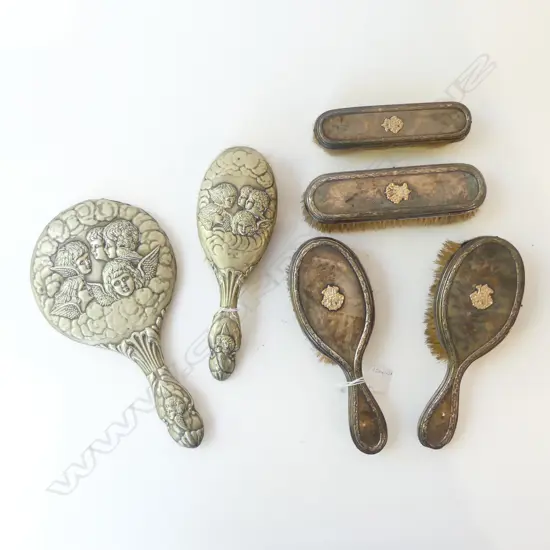 5 BRUSHES & HANDHELD MIRROR WITH 9ct GOLD DECORATION L.280mm