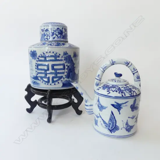 CHINESE B/W LIDDED CONTAINER ON STAND H.370mm + TEAPOT