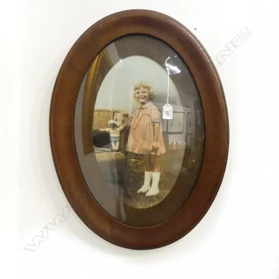1920s HAND FINISHED GIRLS PORTRAIT PHOTO IN CONVEX OVAL OAK FRAME 600x450mm overall