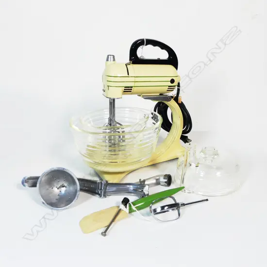 (2956) VINTAGE GENERAL ELECTRIC MIXER SET w. OTHER G.E. KITCHENALIA H.340mm