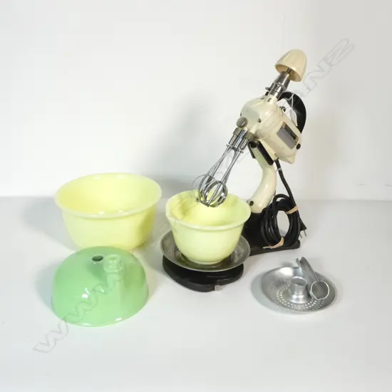 (2348) VINTAGE HAMILTON BEACH 'MODEL C' MIXER SET 