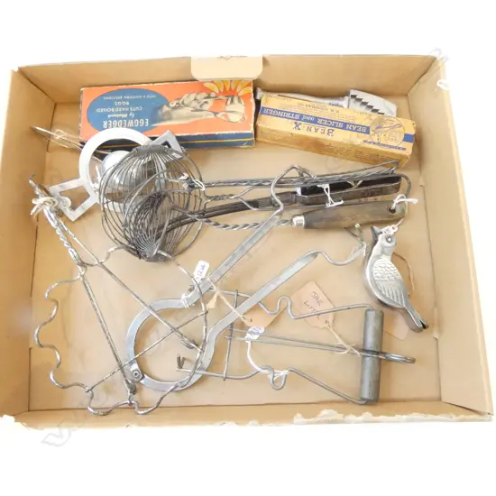 1365/1054/1398/1214/1237/1643/1085/1771/1437/1512/1469/2504 COLLECTION OF VINTAGE KITCHEN IMPLEMENTS