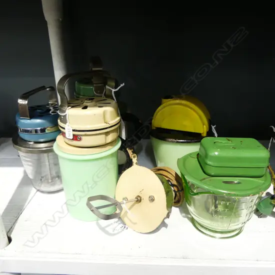 (3429,2385,2755,2375,2281,3000) 5 VARIOUS VINTAGE ELECTRONIC MIXERS + ONE TOP MISSING GLASS MEASURE
