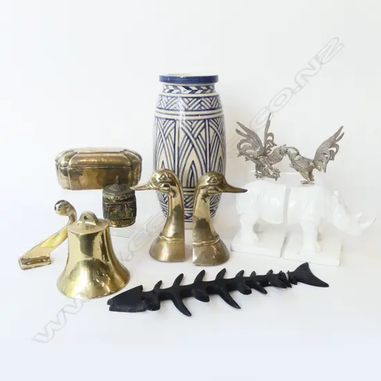 8 DECORATIVE PCES; INCL METAL FISH HANGER L.350mm, VASE H.330mm, BRASS BELL, RHINO BOOKENDS & CONTAINER