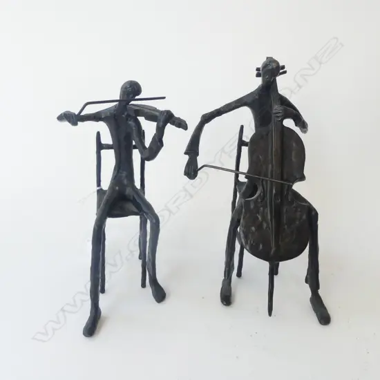 2 METAL SEATED MUSICIANS H.245mm