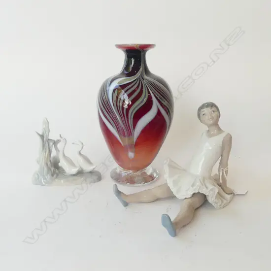 2 NAO; BALLERINA & DUCKS + ART GLASS VASE