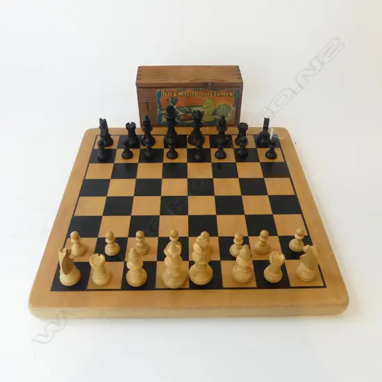 WOODEN BOXWOOD CHESS SET WITH BOARD 300mm x 300mm