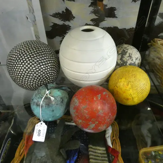 6 PCES; WHITE VASE H.160mm, BRONZE APPLE BELL, 4 BALLS