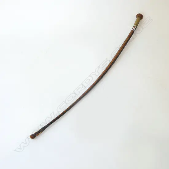 LEATHER RIDING CROP w. BRASS DETAIL L.580mm