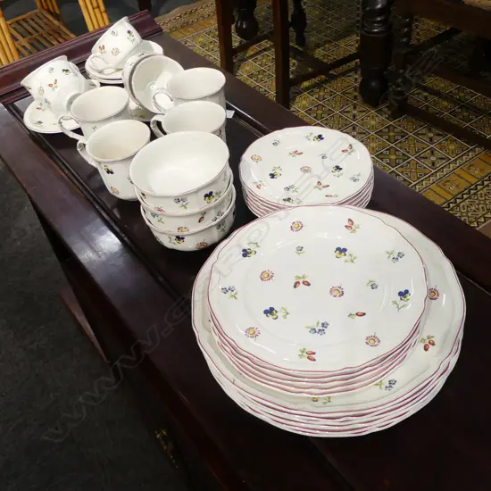 VILLEROY & BOCH 'PETITE FLEUR' PART DINNER SET