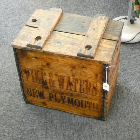 VINTAGE LIDDED WOODEN DRINKS CRATE 'PIKE & WATERS NEW PLYMOUTH' 375x260x355mm