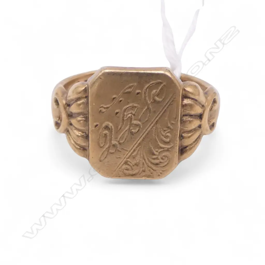 9ct YELLOW GOLD SIGNET RING decorative shoulders 7.13gms SIZE Q Image 1++