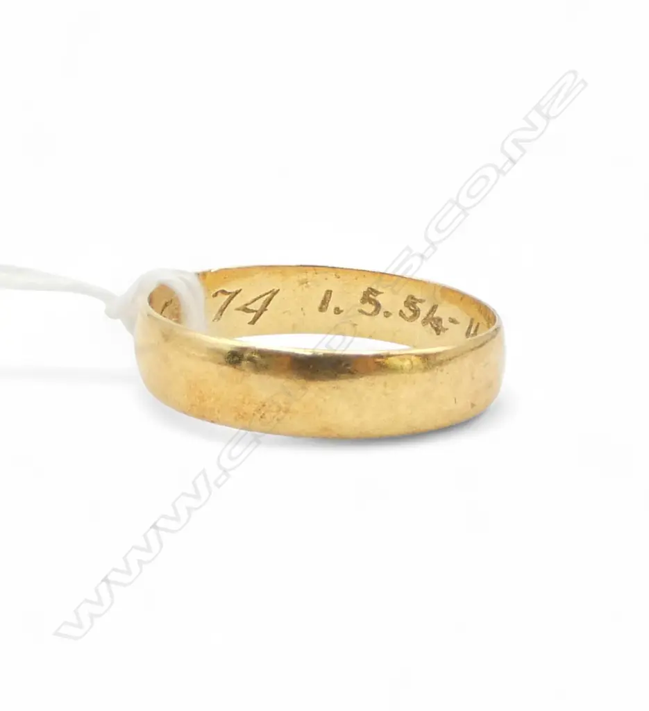 18ct GOLD WEDDER 3.36gms SIZE V Image 1++