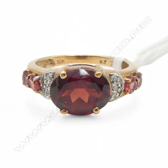 10ct GOLD & GARNET & DIAMOND RING 3.1gms SIZE O