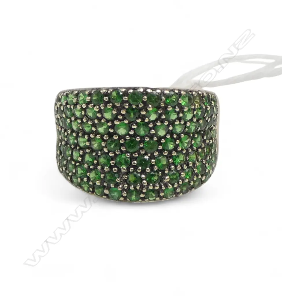 18ct Y/GOLD  MULTI STONE GREEN DIOPSIDE DRESS RING with wide concave panel 10.59gms SIZE Q1/2 Image 1++