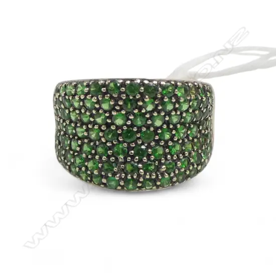 18ct Y/GOLD  MULTI STONE GREEN DIOPSIDE DRESS RING with wide concave panel 10.59gms SIZE Q1/2 (1 stones missing)