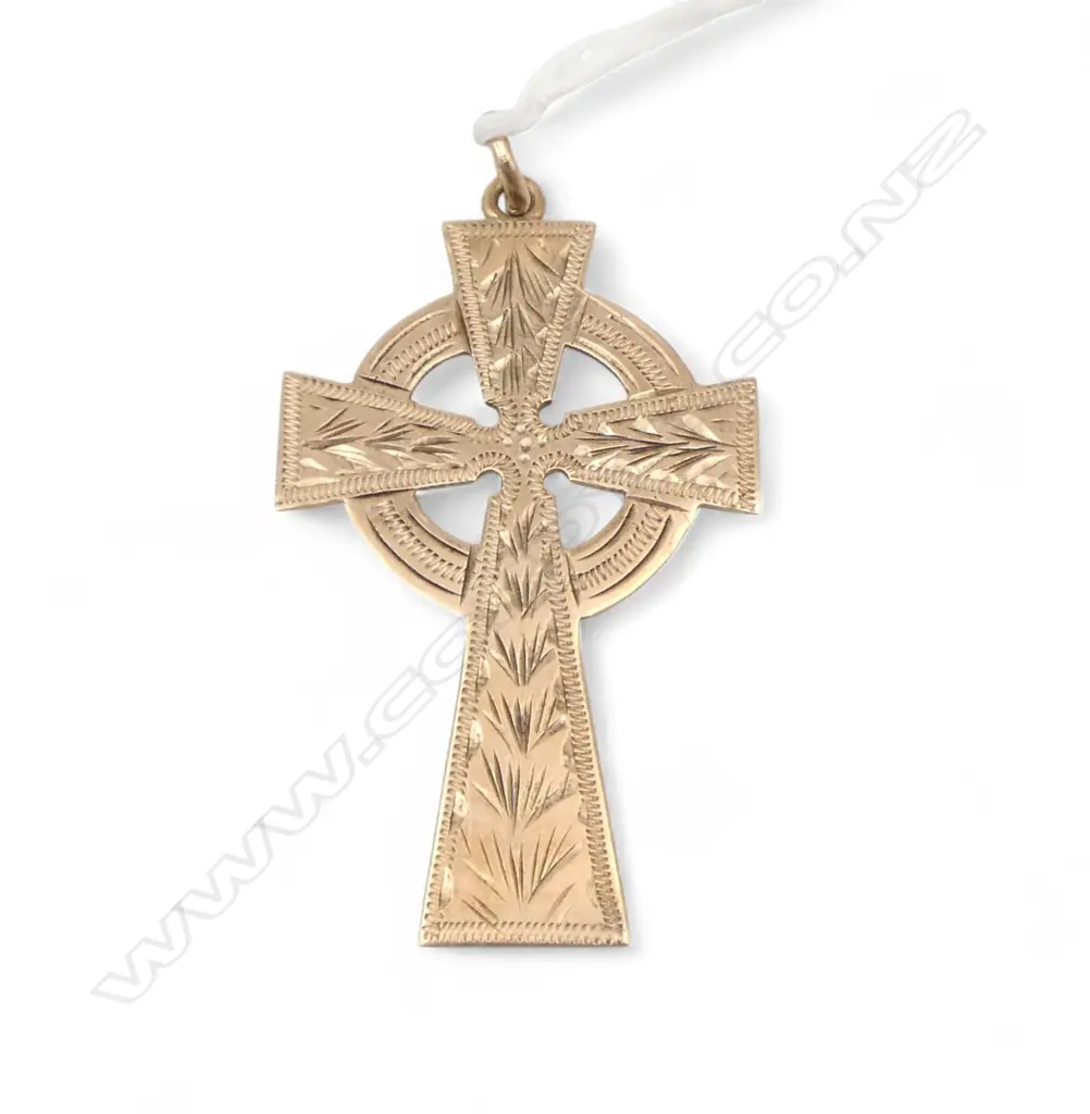 VINTAGE 9ct GOLD CELTIC CROSS PENDANT engraved 2.9gms Image 1++