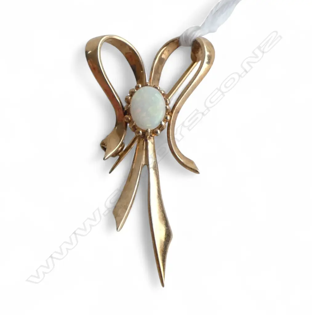 9CT GOLD AND MILK OPAL BOW BROOCH 4.4gms Image 1++