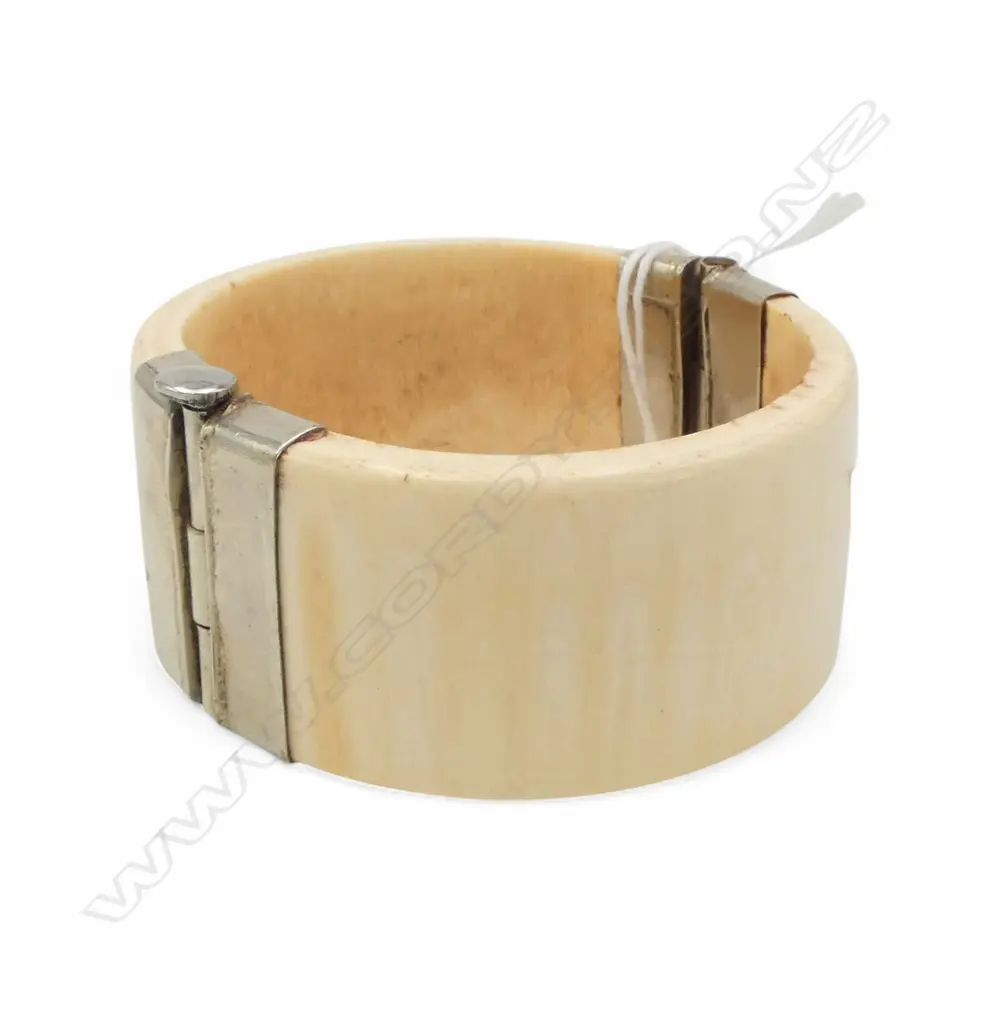 Ivory bangle with white metal fittings Image 1++